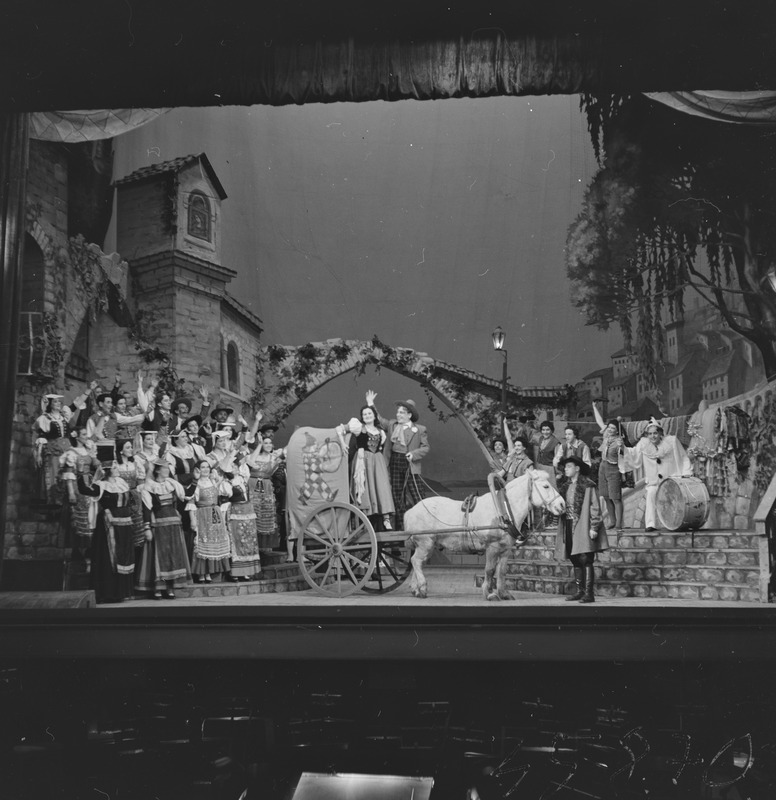 Pajatsid, Teater Estonia, 1954, osades: Nedda – Aino Külvand, Arlekiin – Heino Otto