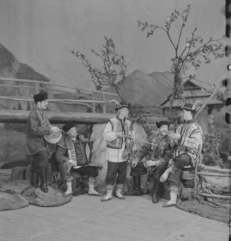 Trembita, Teater Estonia, 1950, pildil: Külamuusikud – Uno Reintam, Raivo Erendi, Roland Kriit, Artur Rannu