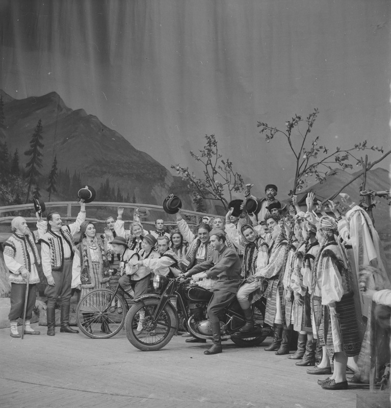 Trembita, Teater Estonia, 1950, osades: Mikola – Heino Otto, Somov – Ants Aasma, Vassilina – Meta Kodanipork