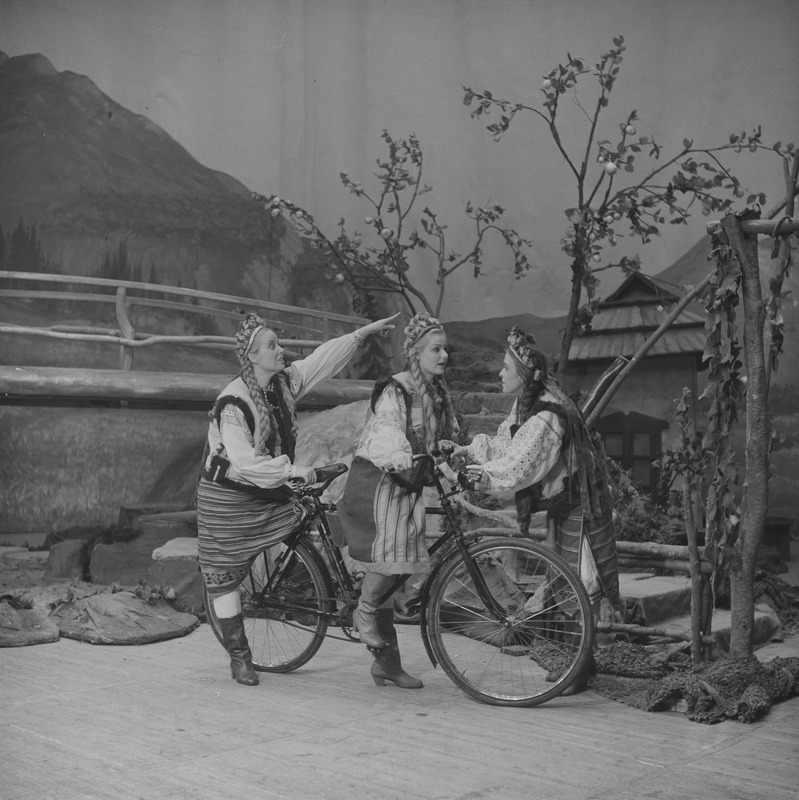 Trembita, Teater Estonia, 1950, osades: Marinka – Sophie Sooäär, Olesja – Asta Vihandi, Anka – Lilli Meigo