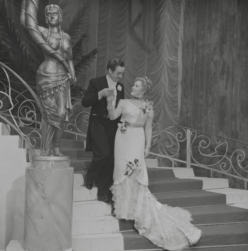Lõbus lesk, Teater Estonia, 1950, osades: Camille de Rossillon – Enno Eesmaa, Valencienne – Silvia Urb
