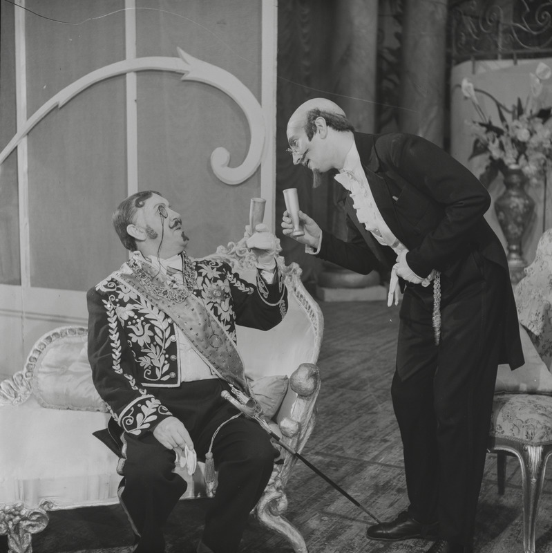 Lõbus lesk, Teater Estonia, 1950, osades: Parun Zeta – Hugo Malmsten, Njegus – Kalju Vaha