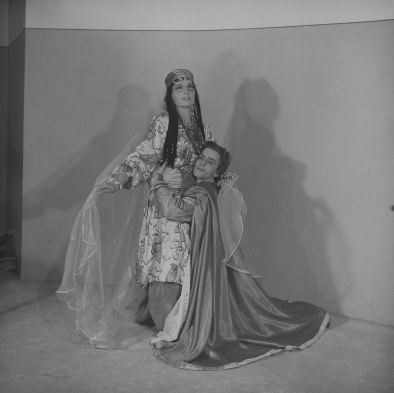 Vürst Igor, Teater Estonia, 1951, osades: Kontšakovna – Enna Maripuu, Igorevitš - Enno Eesmaa