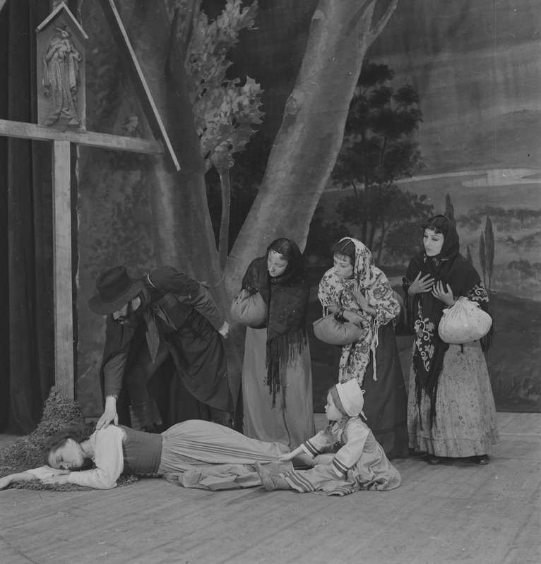 Esmeralda, Teater Estonia, 1951, osades: Gudula – Asta Ots, Väike Esmeralda Silja Milli, Mustlane – Peeter Roos, Mustlane – Signe Tamm, Mustlane – Ita Kongas, Mustlane – Hilja Liiv