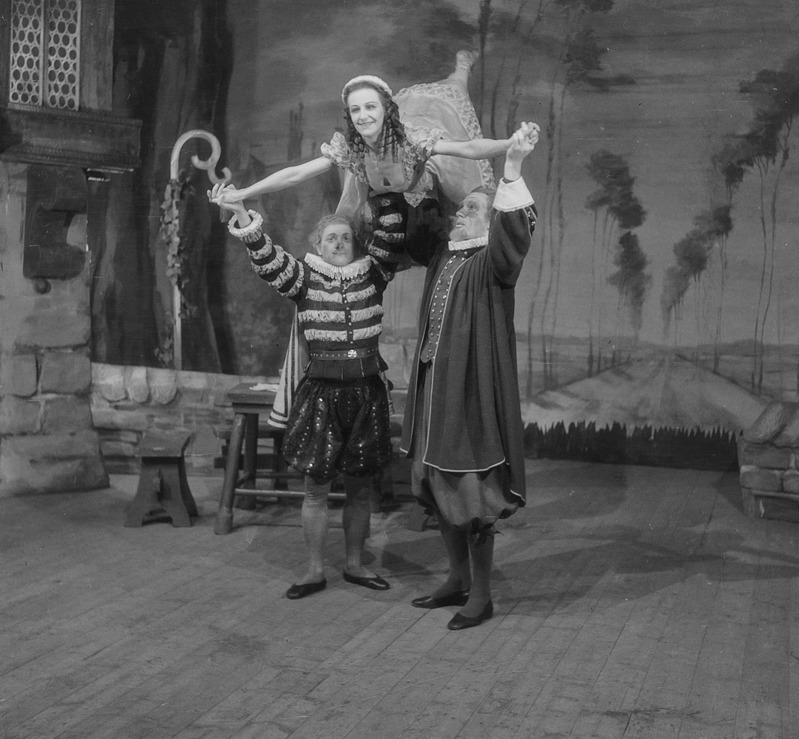 Windsori lõbusad naised, Teater Estonia, 1947, osades: Slender – August Riismann, Anna Page – Zoja Kalevi, Shellow – Ilmar Silla
