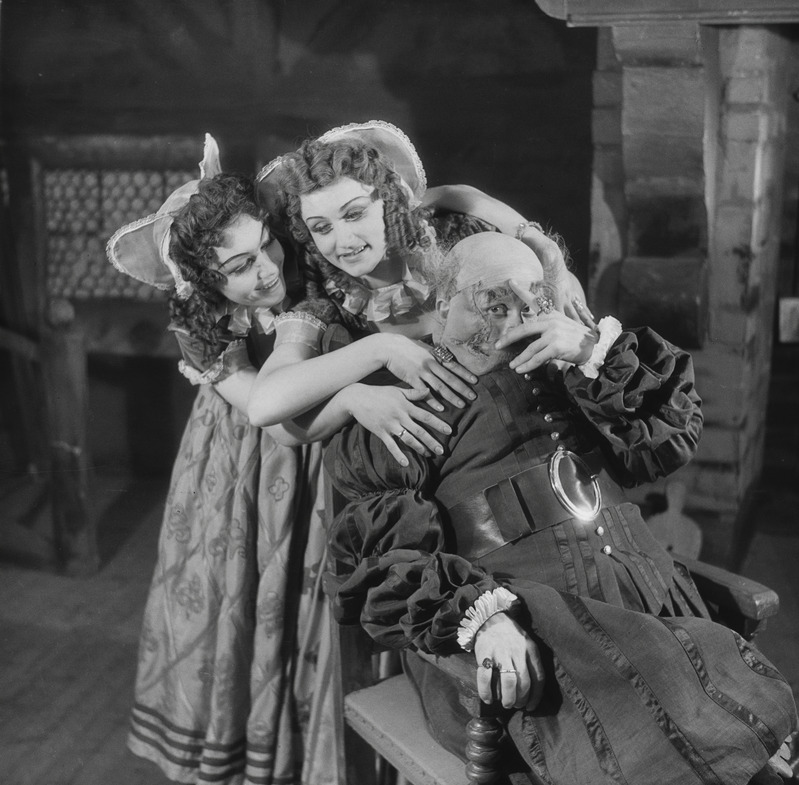Windsori lõbusad naised, Teater Estonia, 1947, osades: Mrs Page – Erika Määrits, Mrs Ford – Veera Lever, Falstaff – Boris Blinoff