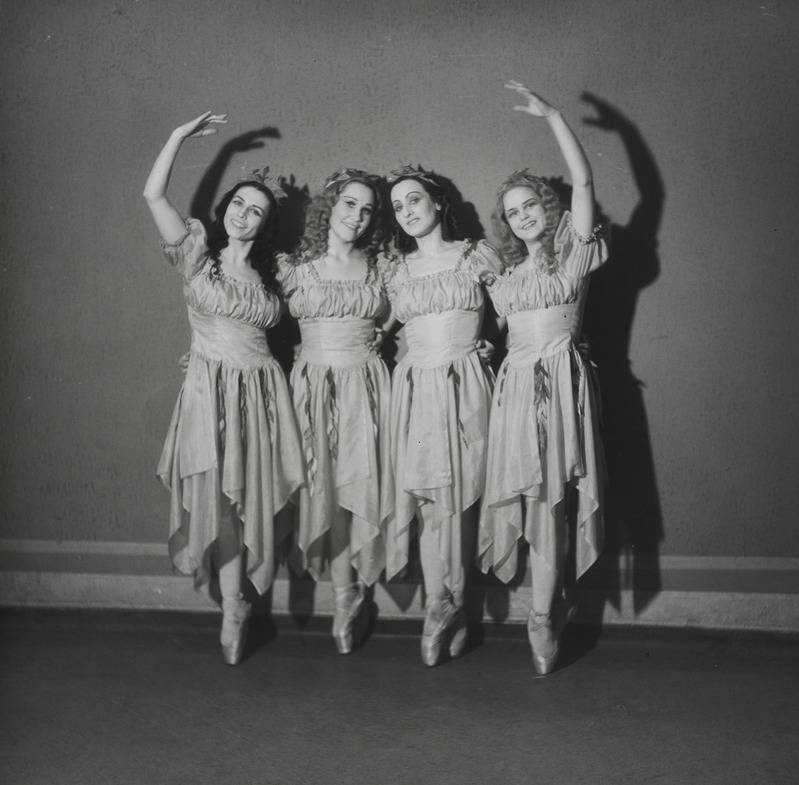 Windsori lõbusad naised, Teater Estonia, 1947, osades: Haldjas – Ita Kongas, Haldjas – Hilja Liiv, Haldjas – Haja Raidna, Haldjas – Eike Joasoo