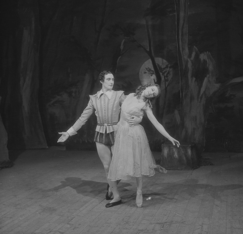 Windsori lõbusad naised, Teater Estonia, 1947, osades: Anna Page – Zoja Kalevi, Fenton – Artur Koit