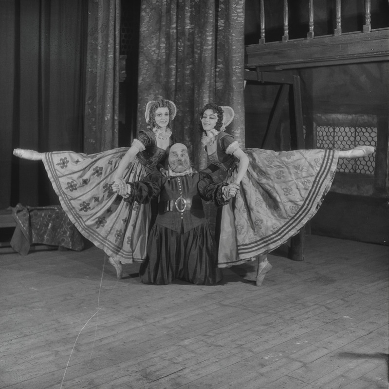 Windsori lõbusad naised, Teater Estonia, 1947, osades: Mrs Ford – Veera Lever, Falstaff – Boris Blinov, Mrs Page – Erika Määrits