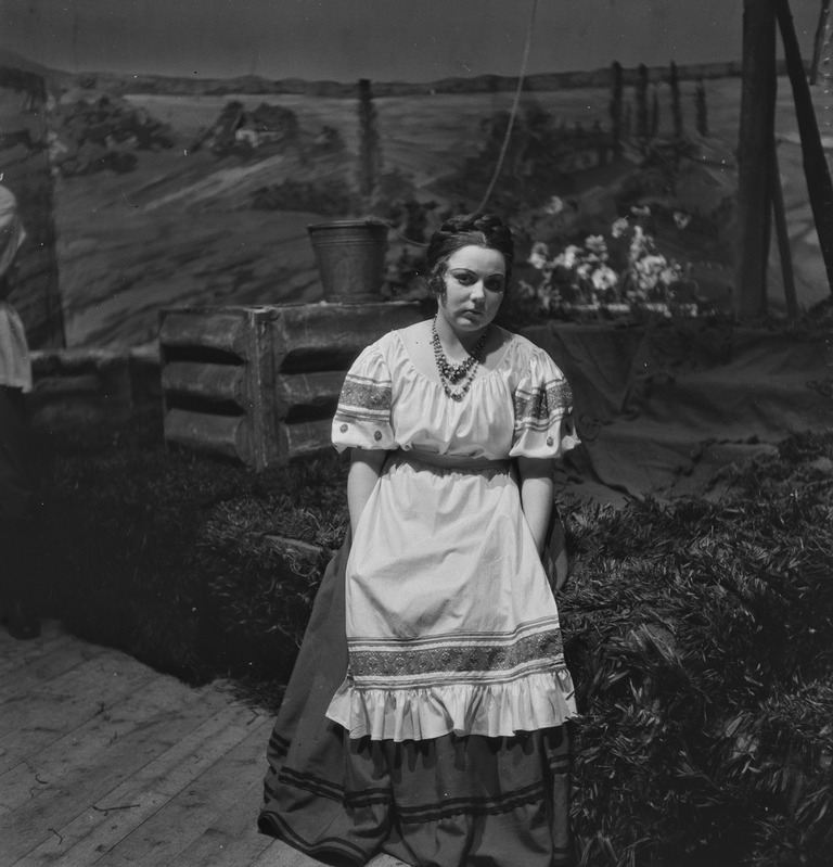 Vaikne Don, Teater Estonia, 1947, osades: Aksinja – Nadežda Sillar