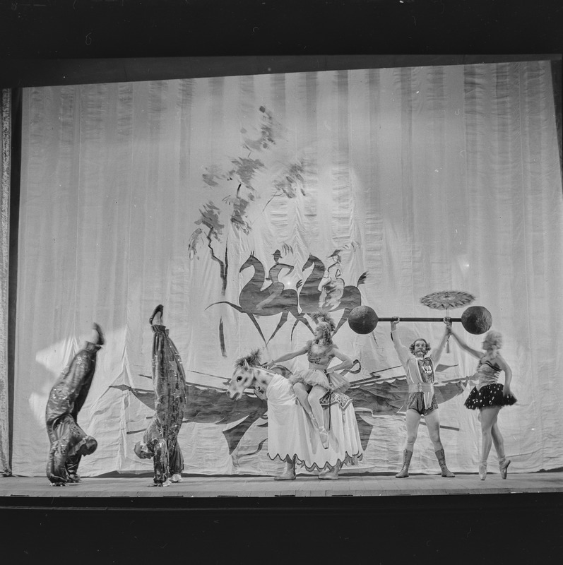 Kerjusüliõpilane, Teater Estonia, 1947, pildil: stseen etendusest