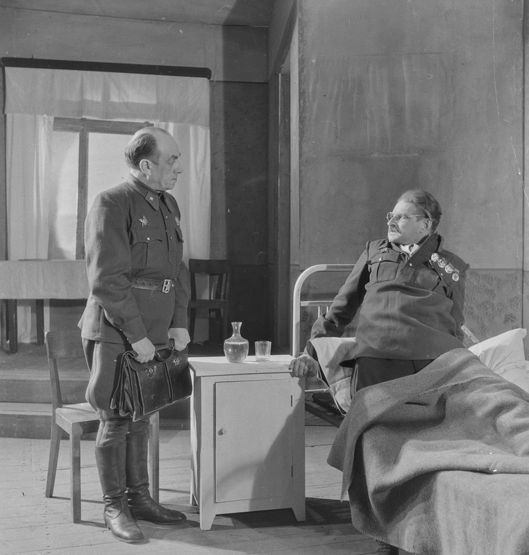 Mehisus, Teater Estonia, 1948, osades: Leontjev – Andres Särev, Rjabinin – Aleksander Randviir