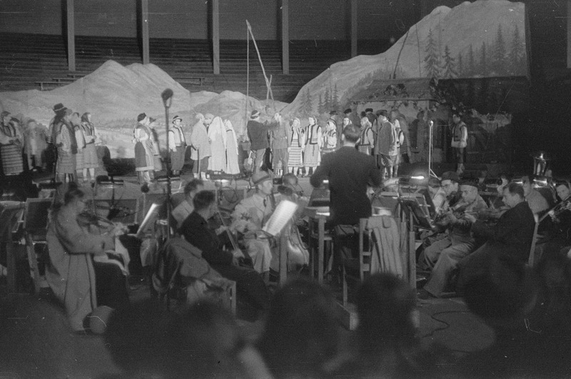 Trembita, Lauluväljak, 1951, pildil: stseen etendusest, vabaõhuetendus