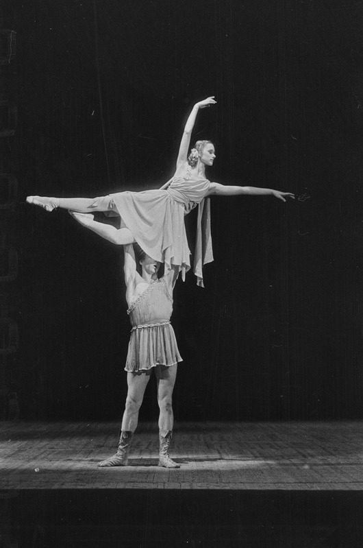 Koreograafilise Kooli õpilasõhtu, Teater Estonia, 1952, pildil: Glucki Meloodia esitavad Verner Loo ja Tiiu Randviir