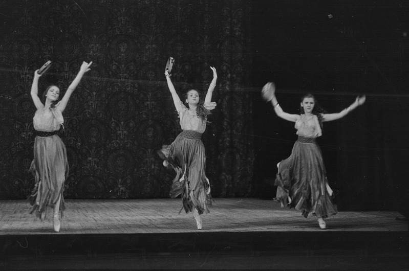 Koreograafilise Kooli õpilasõhtu, Teater Estonia, 1952, pildil: Mustlaste tants Esmeraldast – Natalie Lukaševitš, Piia Tiitus