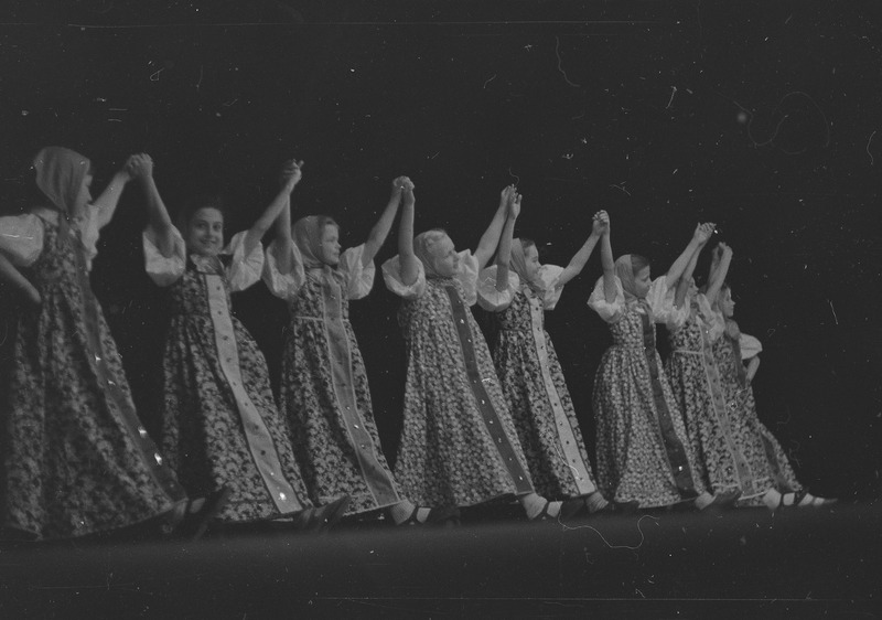 Koreograafilise Kooli õpilasõhtu, pildil: Vene tants