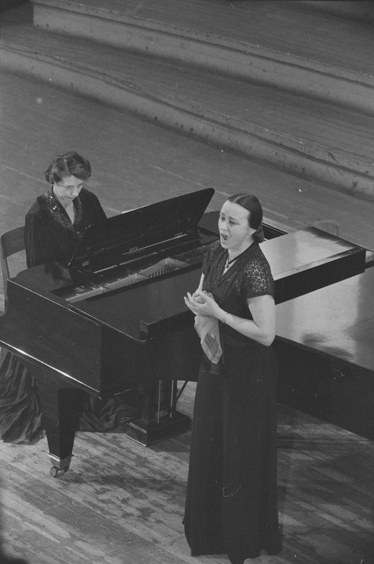 Aleksander Arderi õpilaste kontserdil, 1954, pildil: Galina Kaljuste, klaveril Tekla Koha