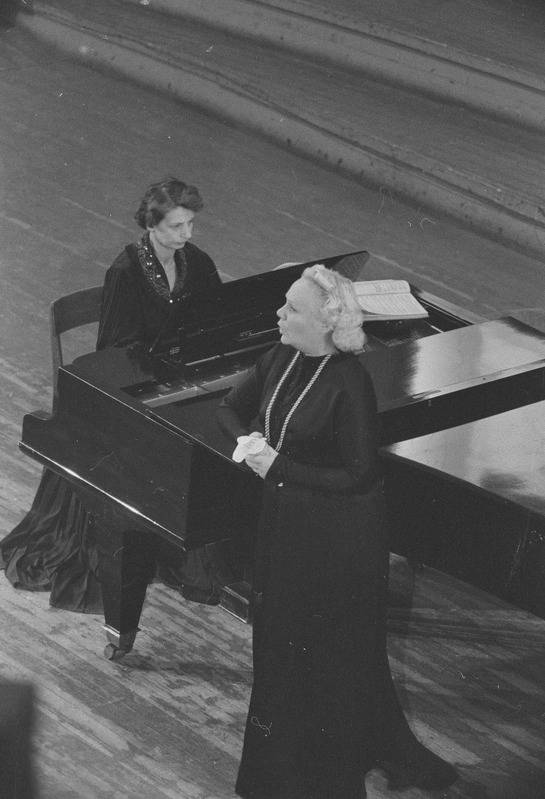 Aleksander Arderi õpilaste kontserdil, 1954, pildil: Marta Rungi, klaveril Tekla Koha