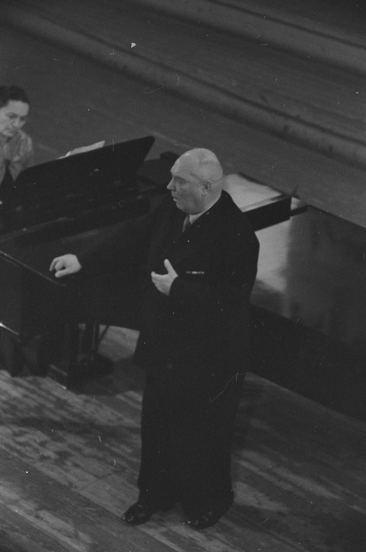 Aleksander Arderi õpilaste kontserdil, 1954, pildil: Aleksander Arder oma õpilaste kontserdil