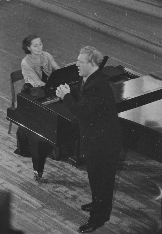 Aleksander Arderi õpilaste kontserdil, 1954, pildil: Aleksander Püvi, klaveril Elsa Avesson