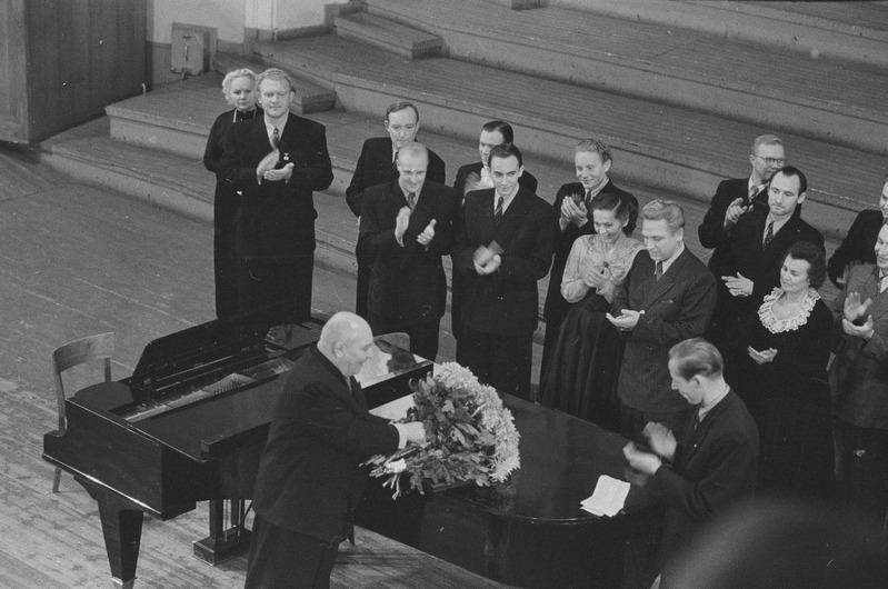 Aleksander Arderi õpilaste kontserdil, 1954, pildil: Aleksander Arder koos oma õpilastega pärast kontserti