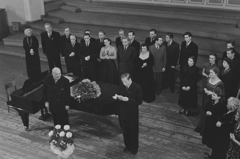 Aleksander Arderi õpilaste kontserdil, 1954, pildil: Aleksander Arder koos oma õpilastega pärast kontserti