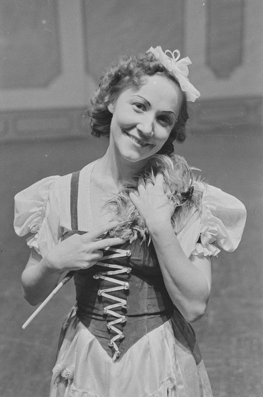 Ebapeig, Teater Estonia, 1954, pildil: Hilja Liire