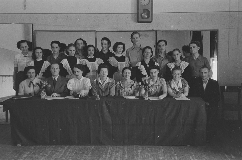 Koreograafilise Kooli 2. lennu lõpetajad, pildil: koos 8. klassi õpilaste ja pedagoogidega, vasakult Ester Kljas, Artur, Post, Senta Ots, Anna Ekston, Niina Kurvits, Nadežda Taarna, E. Lurja