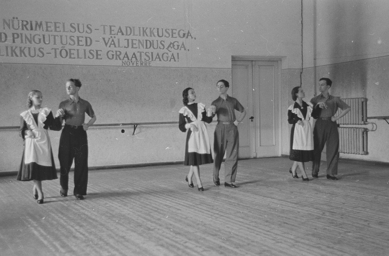 Koreograafilise Kooli 2. lennu lõpetajad, pildil: ajaloolise tantsu eksam, lõpetajad – poisid – koos 8. klassi õpilastega – tüdrukud