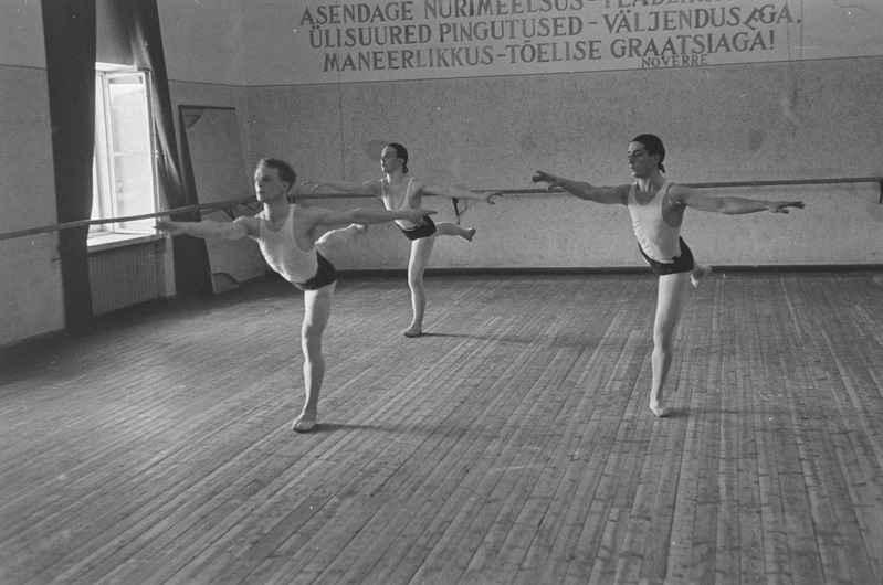 Koreograafilise Kooli 2. lennu lõpetajad, pildil: klassikalise tantsu riigieksam, vasakult Aleksei Tšugai, Peeter Roos, David Šur