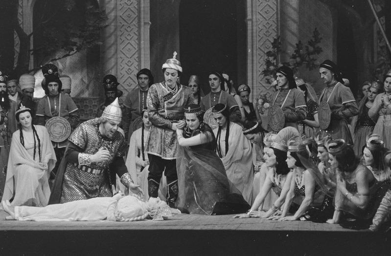 Ruslan ja Ludmilla, Teater Estonia, 1954, osades: Gorislava – Aino Külvand, Ruslan – Tiit Kuusik, Ludmilla – Veera Neelus, Ratmir – Ludmilla Issakova