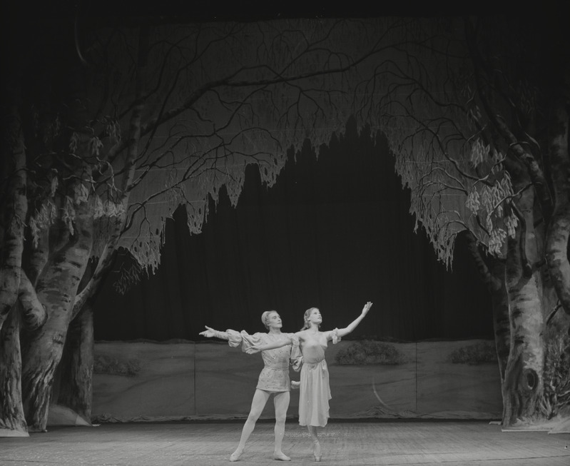 Pähklipureja, Teater Estonia, 1952, osades: Noormees unenäos – Artur Koit, Maša unenäos – Yvonne Raksnevitš