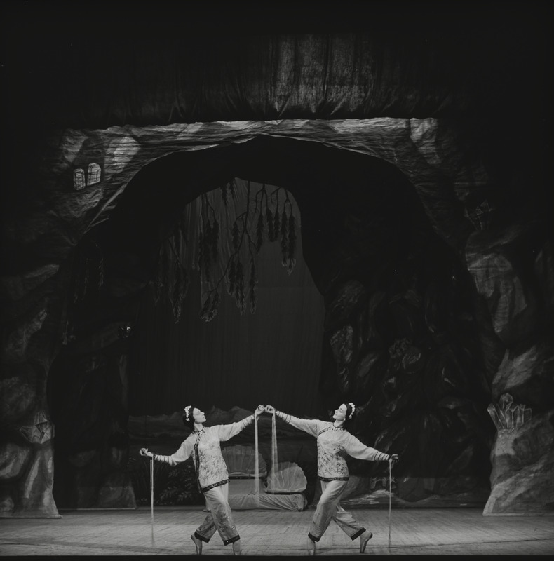 Pähklipureja, Teater Estonia, 1952, pildil: Tee tants