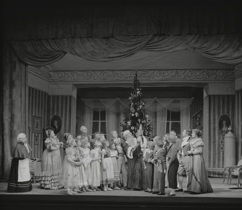 Pähklipureja, Teater Estonia, 1952, pildil: stseen – jõulupidu Stahlbaumide juures, Drosselmeyer – Jõuluvana – Boriss Blinov