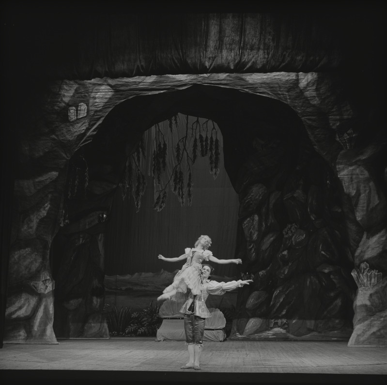 Pähklipureja, Teater Estonia, 1952, pildil: Karjatüdruk, Karjapoiss