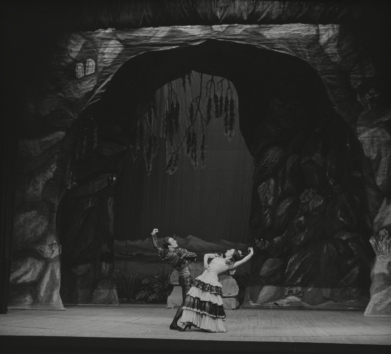 Pähklipureja, Teater Estonia, 1952, pildil: stseen lavastusest