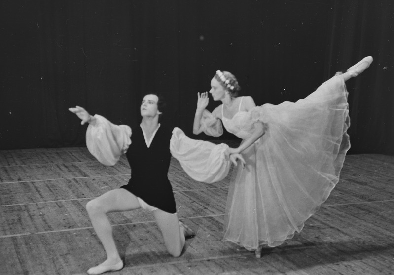 Koreograafilise Kooli 1. lennu lõpetajate balletiõhtu ja lõpuaktus, pildil: Chopini valsi esitavad lõpetaja Maire Loorents ja Verner Loo