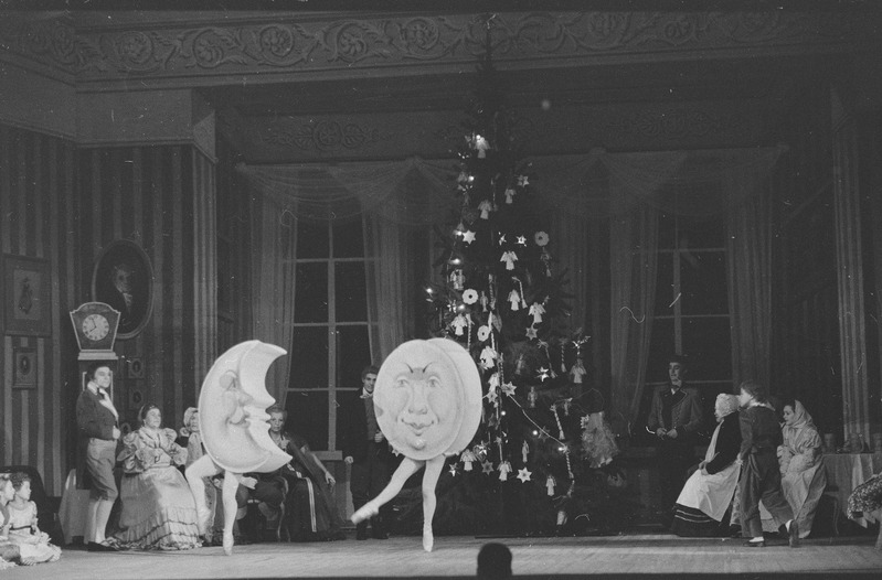 Pähklipureja, Teater Estonia, 1952, osades: Kuu – Aime Leis, Päike – Aigi Rüütel