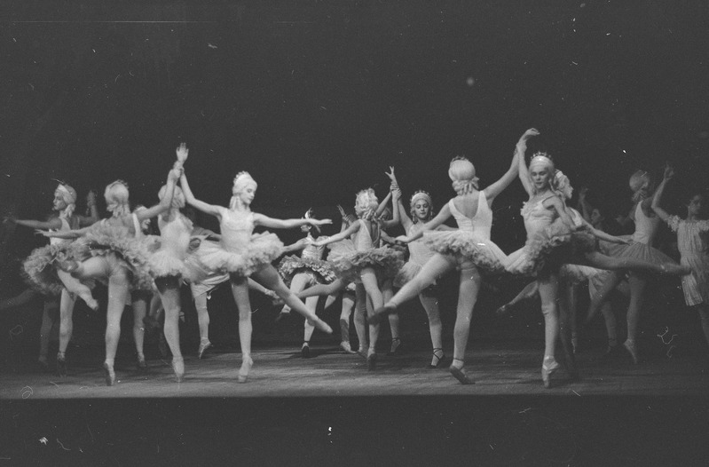 Pähklipureja, Teater Estonia, 1952, pildil: Lumehelbekeste tants