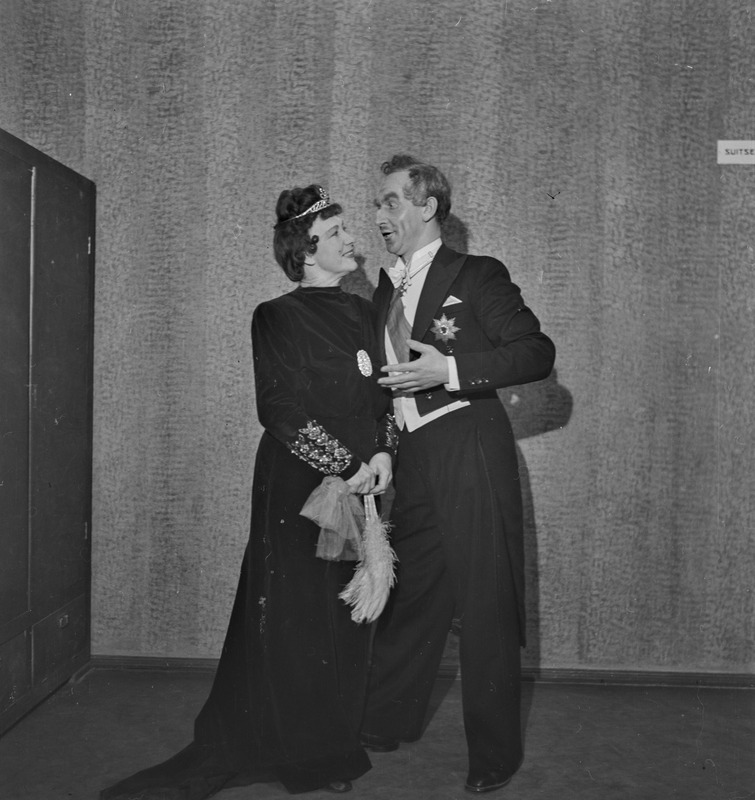 Silva, Teater Estonia, 1944, osades: Anhilte – Lully Virkhaus, Vürst Lippert – Agu Lüüdik