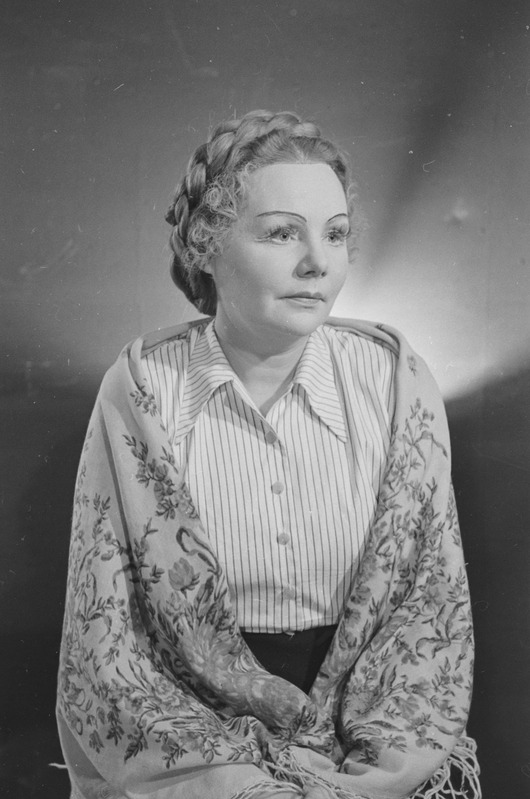 Noor kaardivägi, Teater Estonia, 1951, osades: Jelena Nikolajeva – Marta Rungi