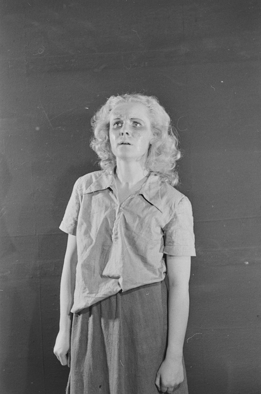 Noor kaardivägi, Teater Estonia, 1951, osades: Klava Kovaleva – Asta Vihandi