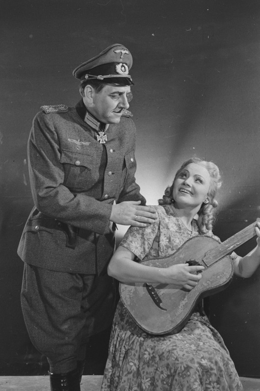 Noor kaardivägi, Teater Estonia, 1951, osades: Klava Kovaleva – Asta Vihandi