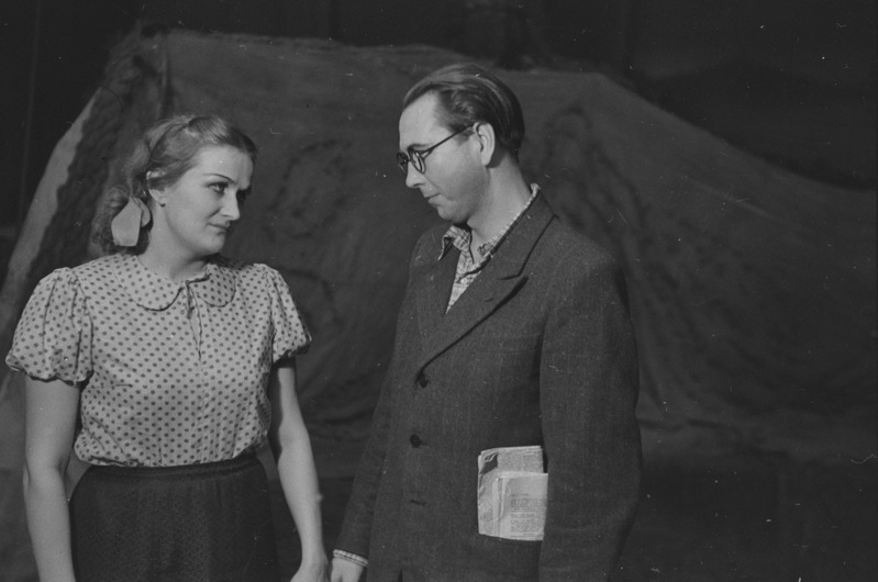 Noor kaardivägi, Teater Estonia, 1951, osades: Klava Kovaleva – Aino Külvand, Vanja Zemnuhhov – Ants Aasmaa