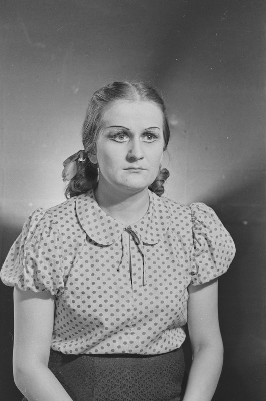 Noor kaardivägi, Teater Estonia, 1951, osades: Klava Kovaleva – Aino Külvand