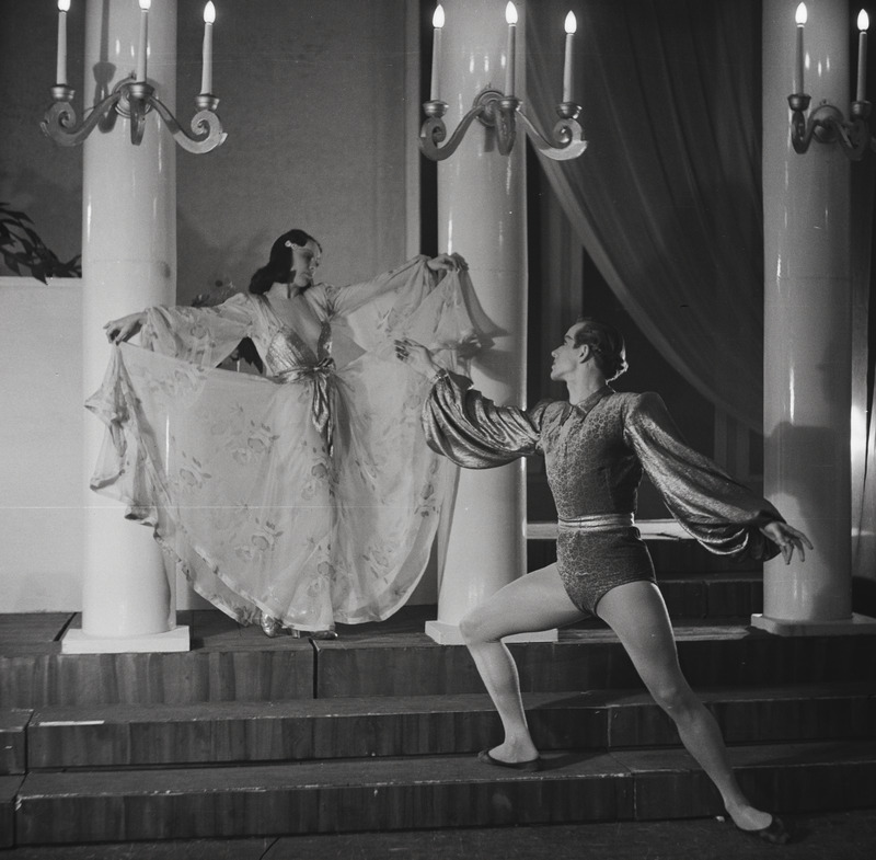 Krahv Luxemburg, Teater Estonia, 1943, pildil: Kalju Kõks ja Klaudia Maldutis, valss