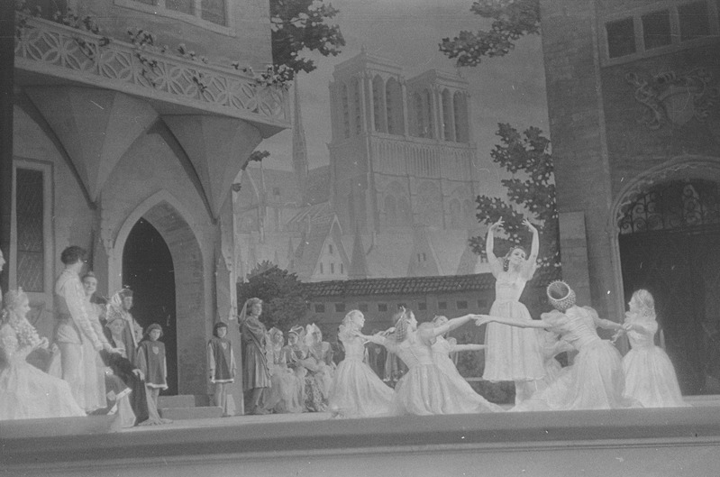 Esmeralda, Teater Estonia, 1951, pildil: stseen etendusest, Margo Monakova