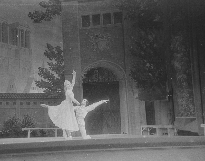 Esmeralda, Teater Estonia, 1951, osades: Fleur de Lice – veera Leever, Phobus – Artur koit