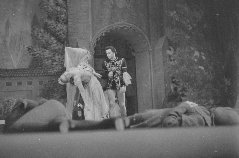 Esmeralda, Teater Estonia, 1951, osades: Fleur de Lice - Yvonne Raksnevitš, Fleur de Lice`i ema – Eva Meil, Phobus – Oleg Tšisinadze