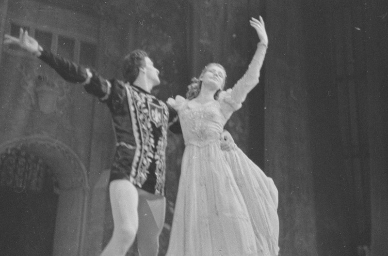 Esmeralda, Teater Estonia, 1951, osades: Fleur de Lice - Yvonne Raksnevitš, Fleur de Lice`i ema – Eva Meil, Phobus – Oleg Tšisinadze